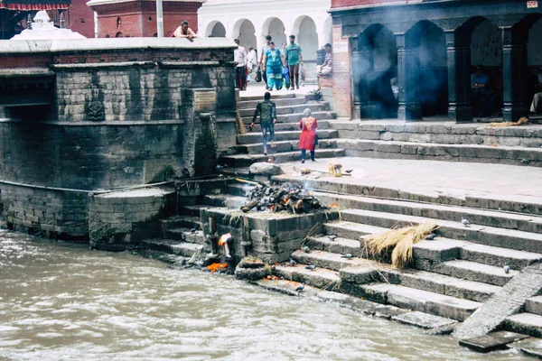 Kathmandu Nepal Agosto 2018 Vista Local Cremação Cadáver Frente Rio — Fotografia de Stock