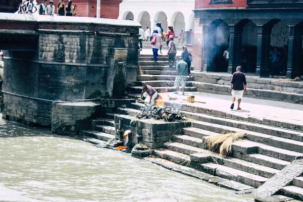 Kathmandu Nepal Agosto 2018 Vista Local Cremação Cadáver Frente Rio — Fotografia de Stock