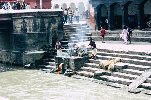 Kathmandu Nepal Agosto 2018 Vista Local Cremação Cadáver Frente Rio — Fotografia de Stock