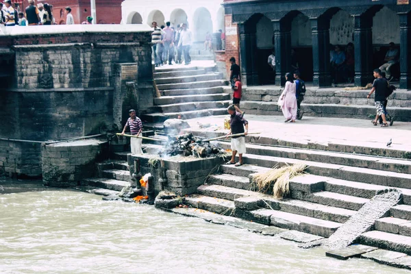 加德满都尼泊尔2018年8月27日在帕斯帕提那寺的河前尸体火化地点的视图 — 图库照片