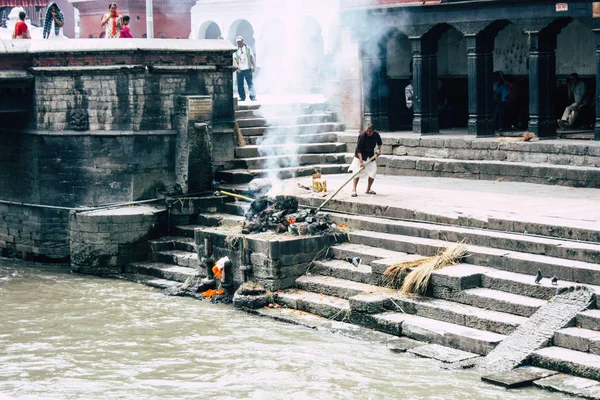 加德满都尼泊尔2018年8月27日在帕斯帕提那寺的河前尸体火化地点的视图 — 图库照片