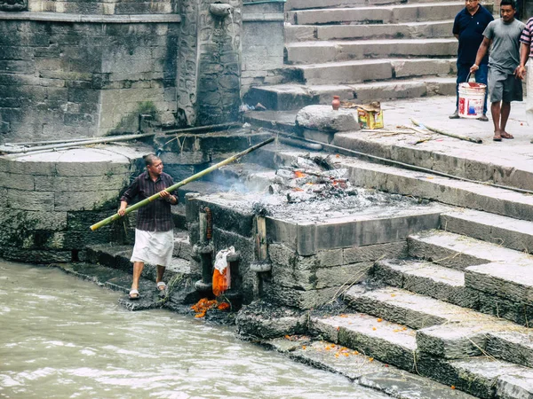 Kathmandu Nepál Srpna 2018 Pohled Kremaci Webu Mrtvolu Přední Řeku — Stock fotografie