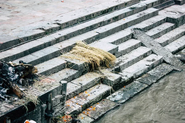 ネパール カトマンズ 2018 日を見る死体前面の火葬場のパシュパティナート寺院で川午後 — ストック写真