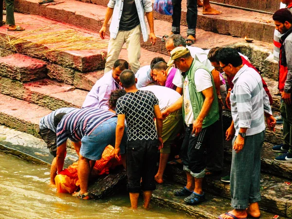 加德满都尼泊尔2018年8月27日在帕斯帕提那寺河前的火葬前 印度人参加宗教仪式和准备尸体的说法不知名 — 图库照片
