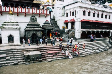 Katmandu Nepal 27 Ağustos 2018 dini bir tören katılıyor ve bir ceset yakma önce hazırlama bilinmeyenli Hindu insanların görünümünü ön nehrin Pashupatinath Tapınağı'nda öğleden sonra