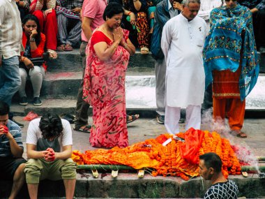 Katmandu Nepal 27 Ağustos 2018 dini bir tören katılıyor ve bir ceset yakma önce hazırlama bilinmeyenli Hindu insanların görünümünü ön nehrin Pashupatinath Tapınağı'nda öğleden sonra