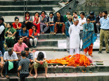 Katmandu Nepal 27 Ağustos 2018 dini bir tören katılıyor ve bir ceset yakma önce hazırlama bilinmeyenli Hindu insanların görünümünü ön nehrin Pashupatinath Tapınağı'nda öğleden sonra