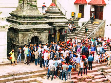 Katmandu Nepal 27 Ağustos 2018 dini bir tören katılıyor ve bir ceset yakma önce hazırlama bilinmeyenli Hindu insanların görünümünü ön nehrin Pashupatinath Tapınağı'nda öğleden sonra