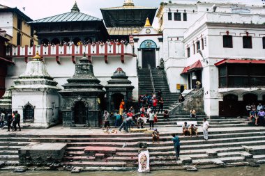 Katmandu Nepal 27 Ağustos 2018 dini bir tören katılıyor ve bir ceset yakma önce hazırlama bilinmeyenli Hindu insanların görünümünü ön nehrin Pashupatinath Tapınağı'nda öğleden sonra