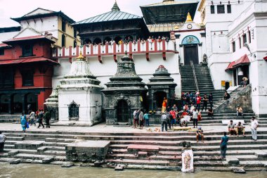 Katmandu Nepal 27 Ağustos 2018 dini bir tören katılıyor ve bir ceset yakma önce hazırlama bilinmeyenli Hindu insanların görünümünü ön nehrin Pashupatinath Tapınağı'nda öğleden sonra