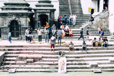 Katmandu Nepal 27 Ağustos 2018 dini bir tören katılıyor ve bir ceset yakma önce hazırlama bilinmeyenli Hindu insanların görünümünü ön nehrin Pashupatinath Tapınağı'nda öğleden sonra