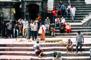 Katmandu Nepal 27 Ağustos 2018 dini bir tören katılıyor ve bir ceset yakma önce hazırlama bilinmeyenli Hindu insanların görünümünü ön nehrin Pashupatinath Tapınağı'nda öğleden sonra