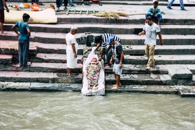 Katmandu Nepal 27 Ağustos 2018 dini bir tören katılıyor ve bir ceset yakma önce hazırlama bilinmeyenli Hindu insanların görünümünü ön nehrin Pashupatinath Tapınağı'nda öğleden sonra