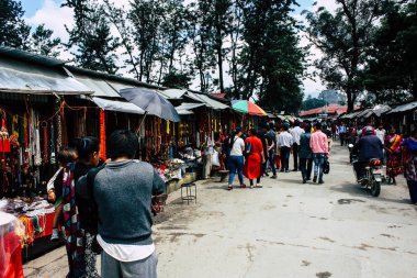Katmandu Nepal 27 Ağustos 2018 bilinmeyenli insanlar Pashupatinath Tapınağı girişine sabah görünümünü