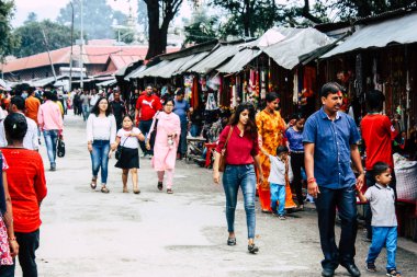Katmandu Nepal 27 Ağustos 2018 bilinmeyenli insanlar Pashupatinath Tapınağı girişine sabah görünümünü