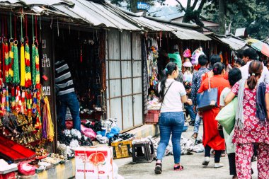 Katmandu Nepal 27 Ağustos 2018 bilinmeyenli insanlar Pashupatinath Tapınağı girişine sabah görünümünü
