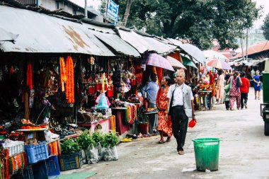 Katmandu Nepal 27 Ağustos 2018 bilinmeyenli insanlar Pashupatinath Tapınağı girişine sabah görünümünü