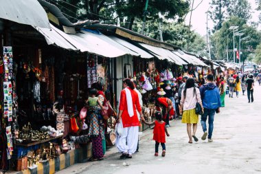 Katmandu Nepal 27 Ağustos 2018 bilinmeyenli insanlar Pashupatinath Tapınağı girişine sabah görünümünü