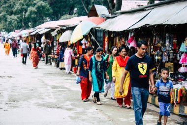 Katmandu Nepal 27 Ağustos 2018 bilinmeyenli insanlar Pashupatinath Tapınağı girişine sabah görünümünü