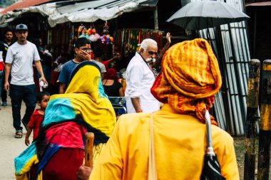 Katmandu Nepal 27 Ağustos 2018 bilinmeyenli insanlar Pashupatinath Tapınağı girişine sabah görünümünü