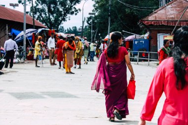 Katmandu Nepal 27 Ağustos 2018 bilinmeyenli insanlar Pashupatinath Tapınağı girişine sabah görünümünü