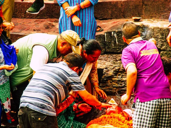 Kathmandu Nepal Agosto 2018 Veduta Persone Indù Sconosciute Che Assistono — Foto Stock