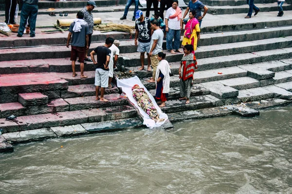 Kathmandu Nepal Agosto 2018 Veduta Persone Indù Sconosciute Che Assistono — Foto Stock