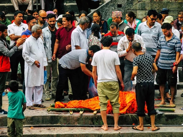 2018 日ネパール カトマンズ未知数ヒンズー教徒の宗教的な儀式に出席し 火葬前に死者の体を準備するは 午後にパシュパティナート寺院で川をフロント — ストック写真