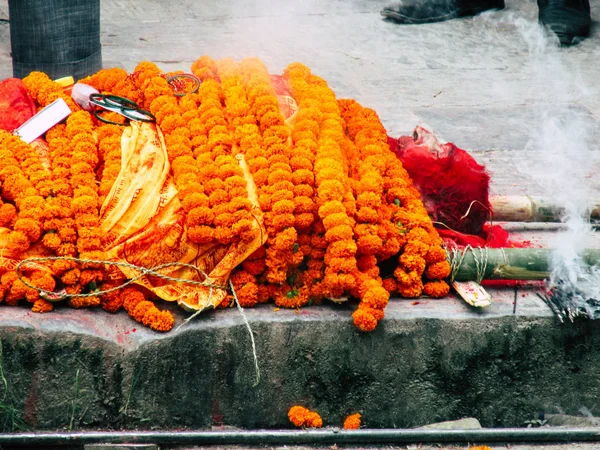 2018 日ネパール カトマンズ未知数ヒンズー教徒の宗教的な儀式に出席し 火葬前に死者の体を準備するは 午後にパシュパティナート寺院で川をフロント — ストック写真