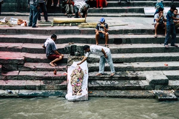 加德满都尼泊尔2018年8月27日在帕斯帕提那寺河前的火葬前 印度人参加宗教仪式和准备尸体的说法不知名 — 图库照片