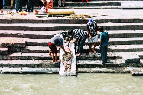 Катманду Непал Август 2018 Вид Неизвестных Индусов Посещающих Религиозную Церемонию — стоковое фото