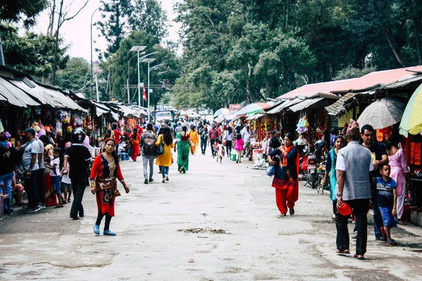 Kathmandu Nepal Sierpień 2018 Widok Ludzi Niewiadomych Chodzenie Wpisu Pashupatinath — Zdjęcie stockowe