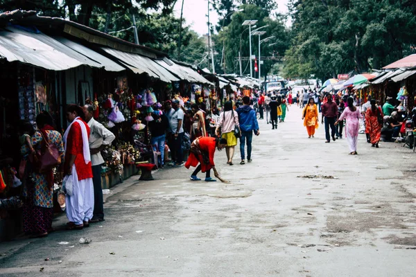 Kathmandu Nepal Sierpień 2018 Widok Ludzi Niewiadomych Chodzenie Wpisu Pashupatinath — Zdjęcie stockowe