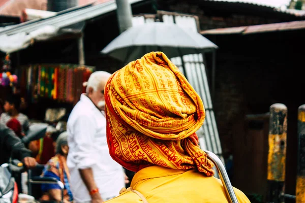 加德满都尼泊尔2018年8月27日关于未知的人步行到帕斯帕提那寺庙进入早晨的看法 — 图库照片