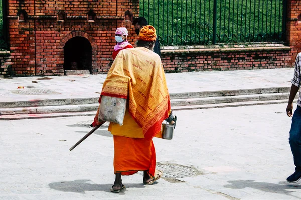 Kathmandu Nepal Sierpień 2018 Widok Ludzi Niewiadomych Chodzenie Wpisu Pashupatinath — Zdjęcie stockowe