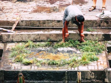 Katmandu Nepal 27 Ağustos 2018 görünümünü bilinmeyenli Hindu insanlar kremasyon site açık nehrin Pashupatinath Tapınağı'nda öğleden sonra hazırlanıyor.
