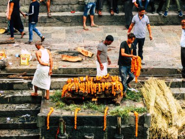 Katmandu Nepal 27 Ağustos 2018 görünümünü bilinmeyenli Hindu insanlar kremasyon site açık nehrin Pashupatinath Tapınağı'nda öğleden sonra hazırlanıyor.