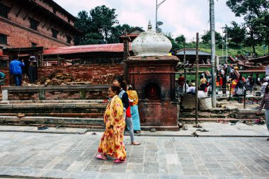 Katmandu Nepal 27 Ağustos 2018 bilinmeyenli Hindu insanlar sabah Pashupatinath Tapınağı ziyaret görünümünü
