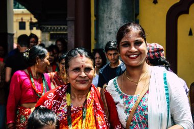 Katmandu Nepal 27 Ağustos 2018 bilinmeyenli Hindu insanlar sabah Pashupatinath Tapınağı ziyaret görünümünü