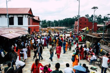 Katmandu Nepal 27 Ağustos 2018 bilinmeyenli Hindu insanlar sabah Pashupatinath Tapınağı ziyaret görünümünü