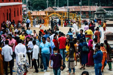 Katmandu Nepal 27 Ağustos 2018 bilinmeyenli Hindu insanlar sabah Pashupatinath Tapınağı ziyaret görünümünü