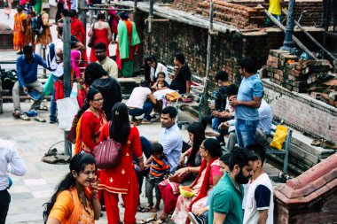 Katmandu Nepal 27 Ağustos 2018 bilinmeyenli Hindu insanlar sabah Pashupatinath Tapınağı ziyaret görünümünü