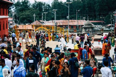 Katmandu Nepal 27 Ağustos 2018 bilinmeyenli Hindu insanlar sabah Pashupatinath Tapınağı ziyaret görünümünü