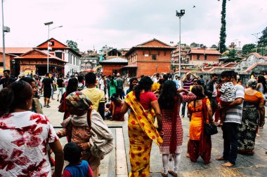 Katmandu Nepal 27 Ağustos 2018 bilinmeyenli Hindu insanlar sabah Pashupatinath Tapınağı ziyaret görünümünü