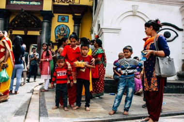 Katmandu Nepal 27 Ağustos 2018 bilinmeyenli Hindu insanlar sabah Pashupatinath Tapınağı ziyaret görünümünü