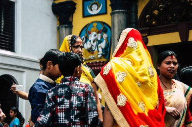 Katmandu Nepal 27 Ağustos 2018 bilinmeyenli Hindu insanlar sabah Pashupatinath Tapınağı ziyaret görünümünü