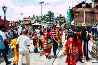 Katmandu Nepal 27 Ağustos 2018 bilinmeyenli Hindu insanlar sabah Pashupatinath Tapınağı ziyaret görünümünü