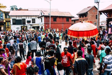 Katmandu Nepal 27 Ağustos 2018 Pashupatinath Tapınağı'nda dini bir tören sabah katılan bilinmeyenli Hindu kişi görünümünü