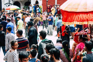 Katmandu Nepal 27 Ağustos 2018 Pashupatinath Tapınağı'nda dini bir tören sabah katılan bilinmeyenli Hindu kişi görünümünü