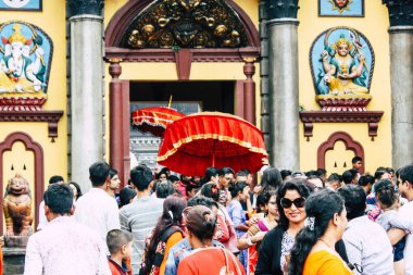 Katmandu Nepal 27 Ağustos 2018 Pashupatinath Tapınağı'nda dini bir tören sabah katılan bilinmeyenli Hindu kişi görünümünü